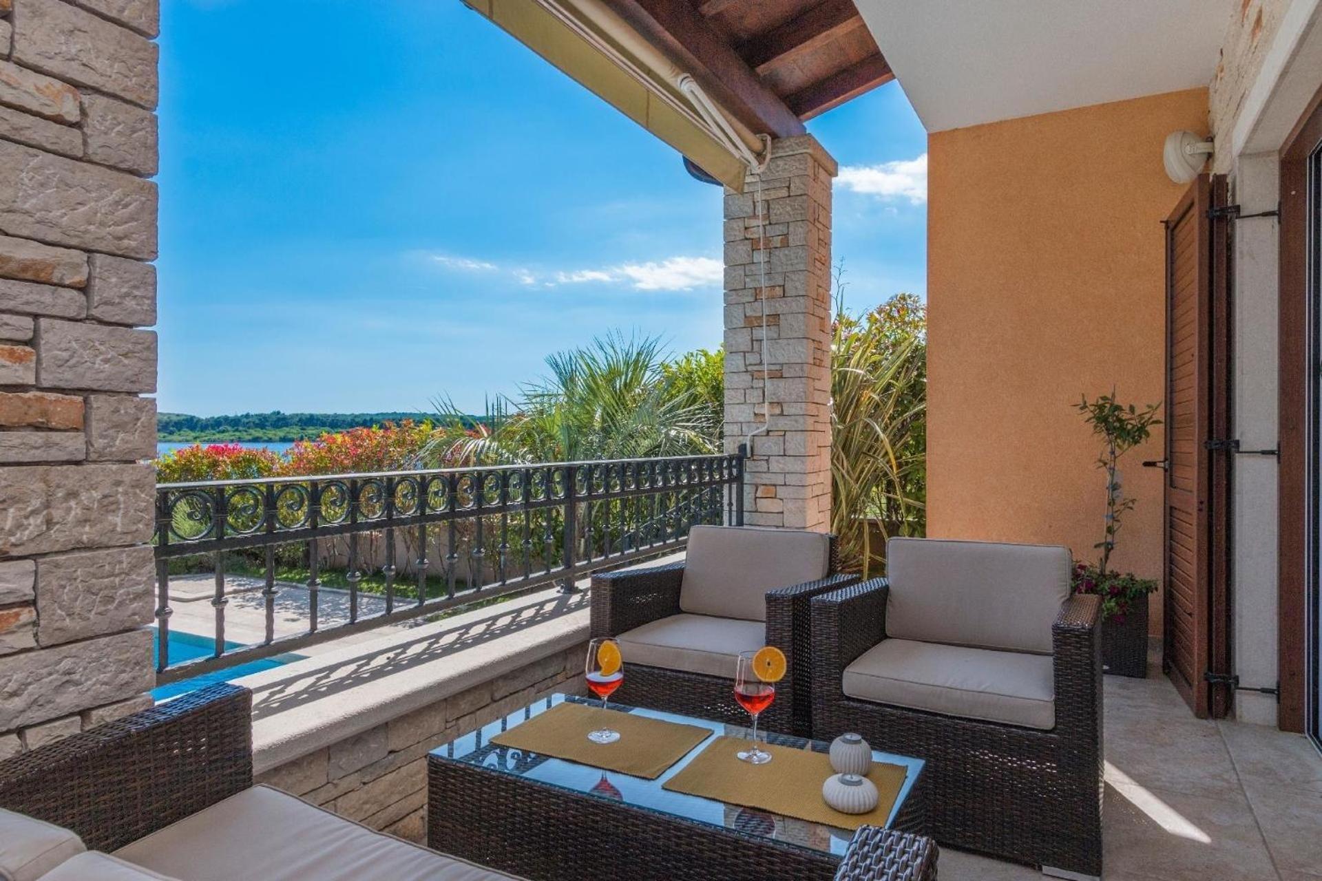 Ferienhaus In Pomer Mit Privatem Beheizten Pool Und Meerblick Ngoại thất bức ảnh