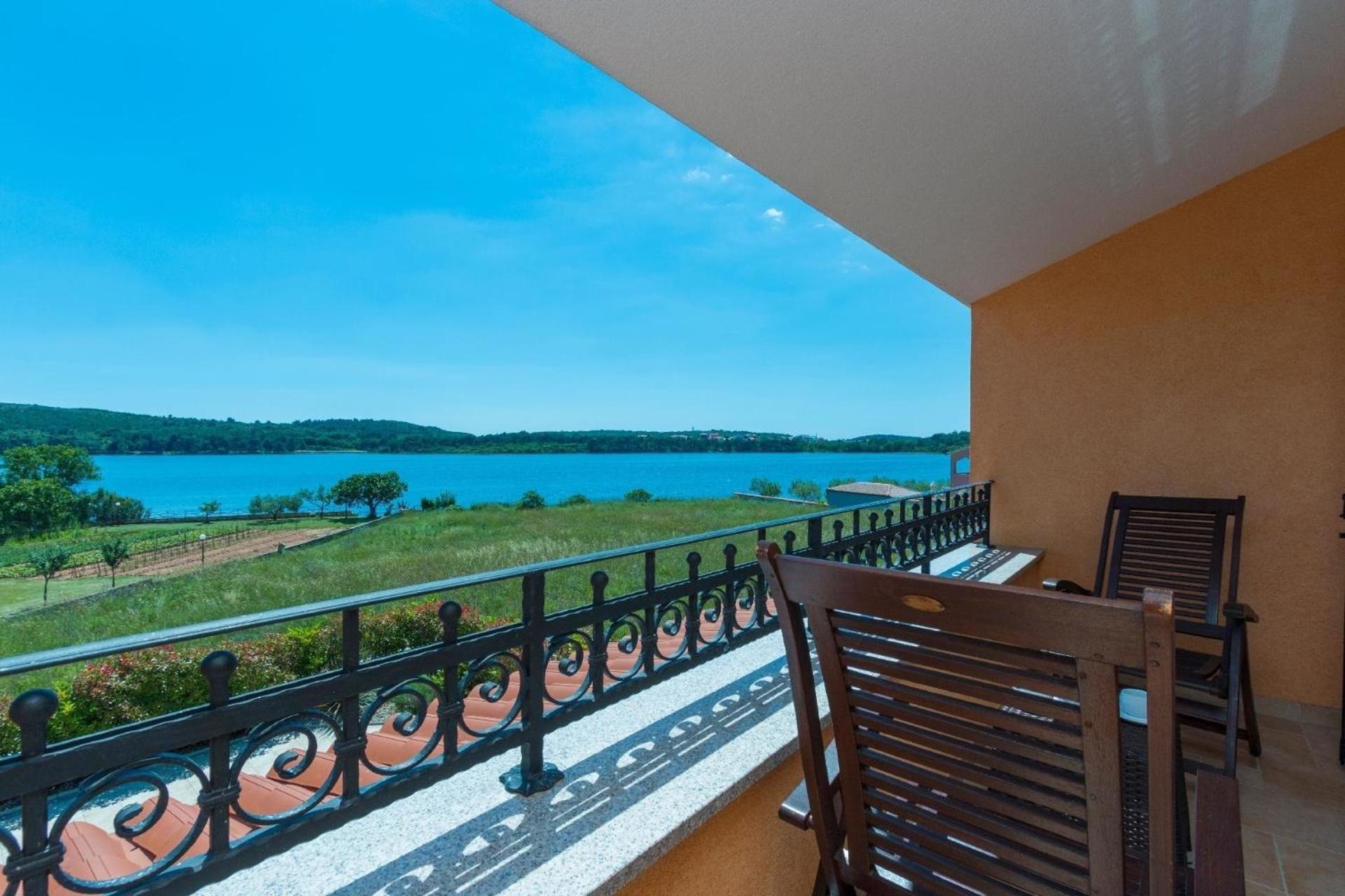 Ferienhaus In Pomer Mit Privatem Beheizten Pool Und Meerblick Ngoại thất bức ảnh